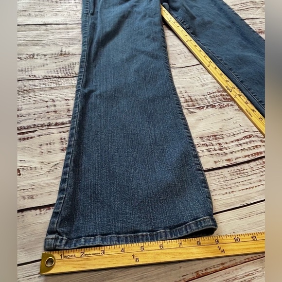 Women’s Not Your Daughters Jeans - Picture 2 of 11